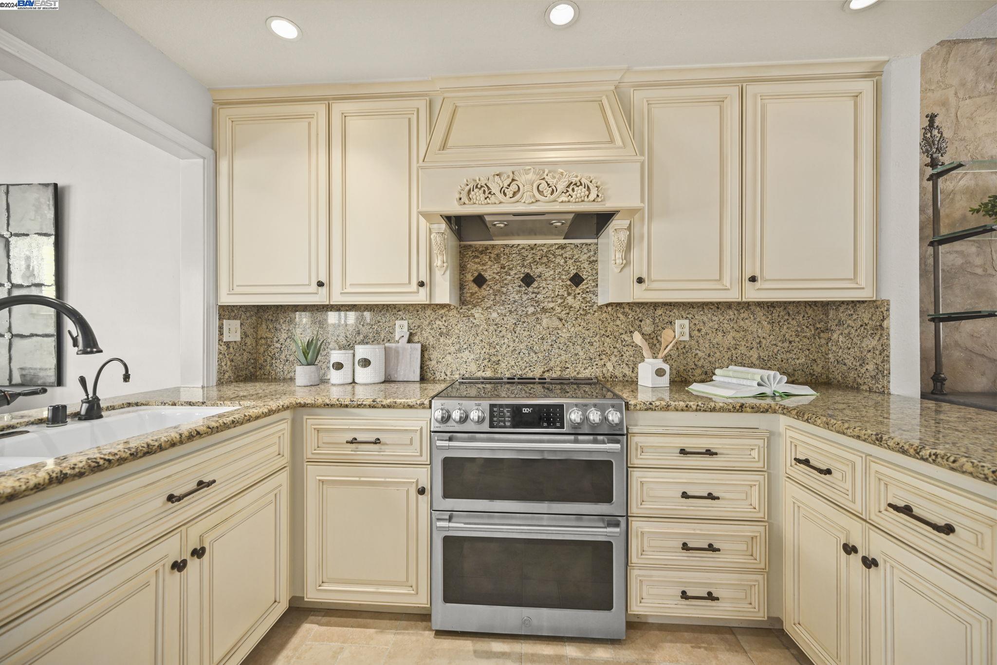 6220 Lakeview Cir