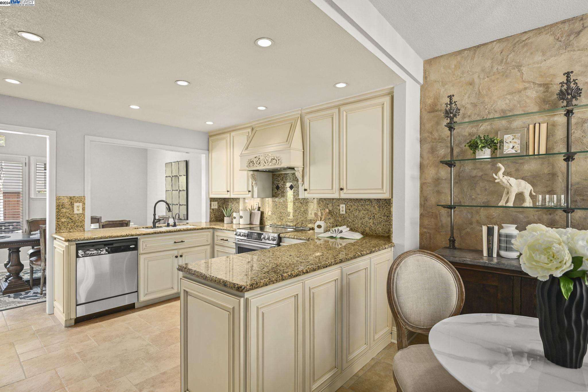 6220 Lakeview Cir