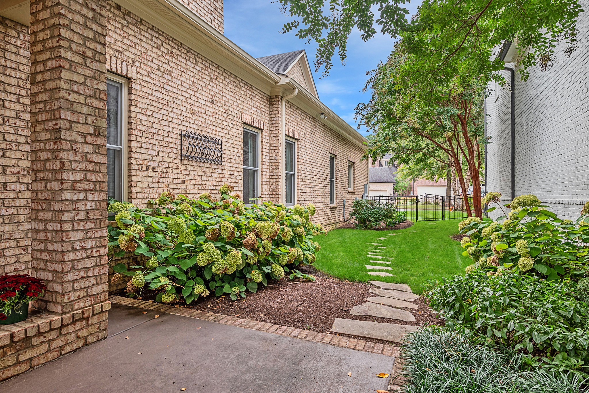 1004 Falling Leaf Cir