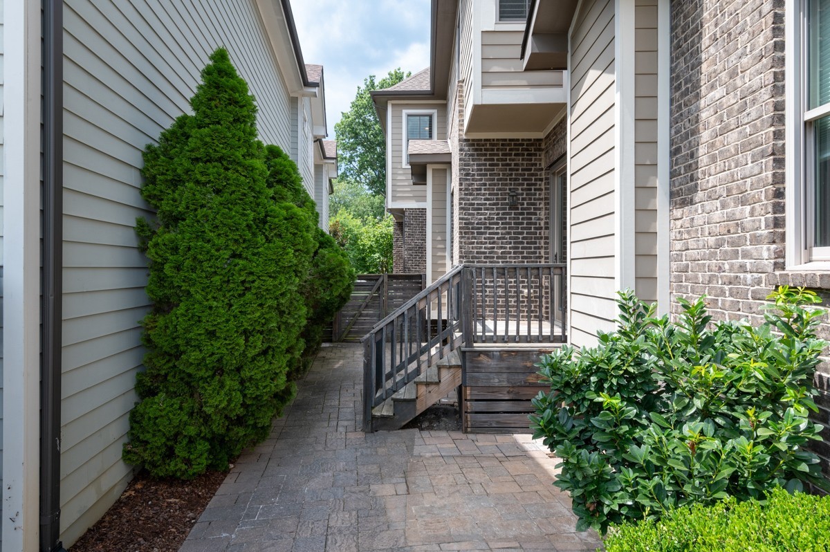 1777 Hillmont Dr
