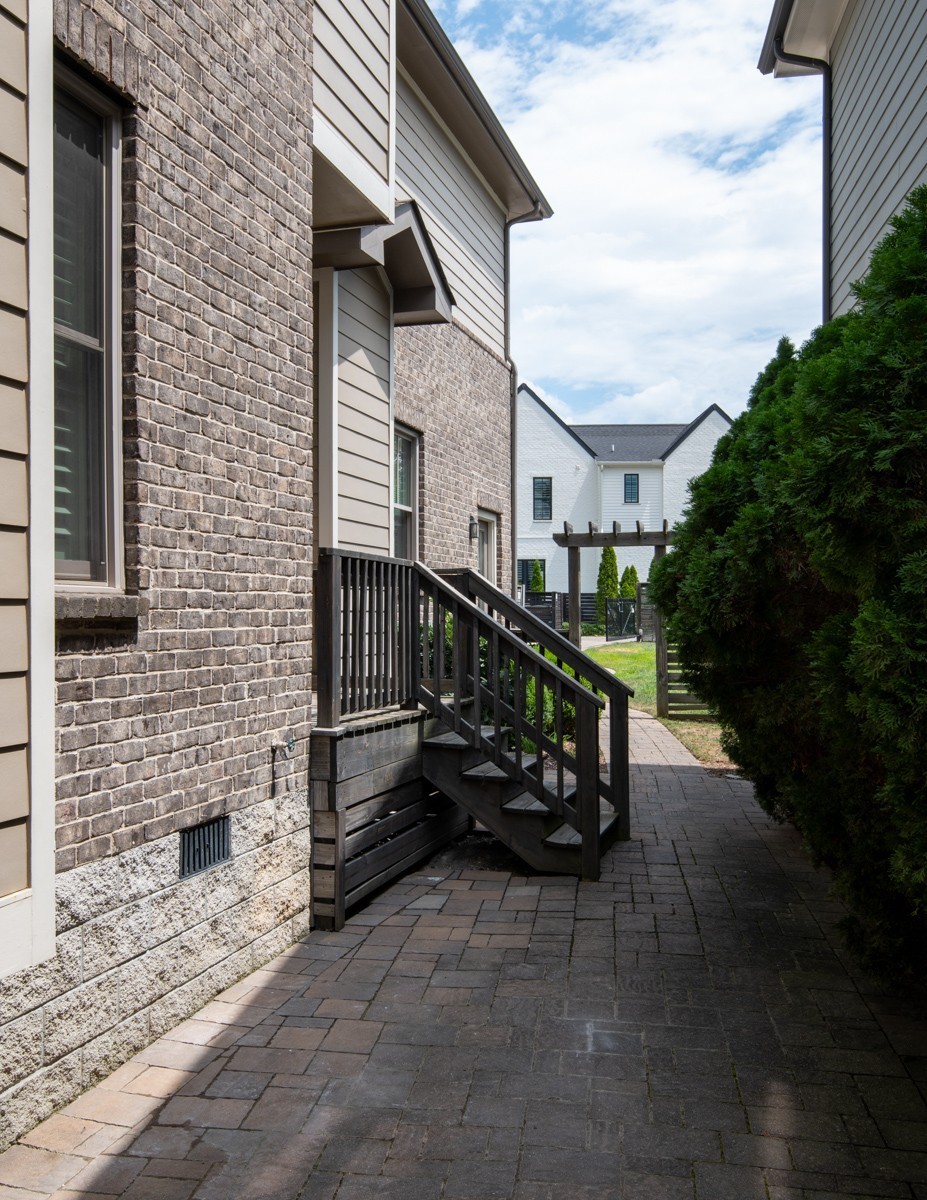 1777 Hillmont Dr