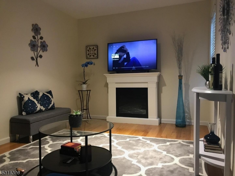 525 Central Ave, Apt 205 Unit: 205