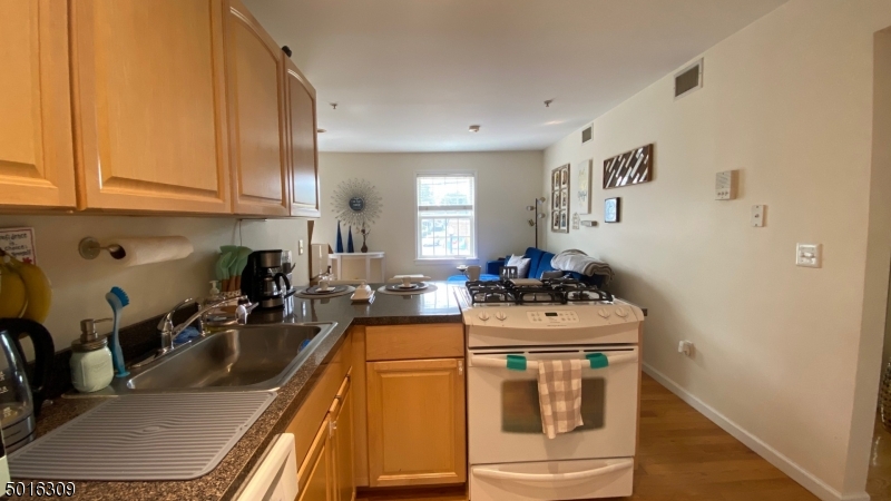 525 Central Ave, Apt 205 Unit: 205