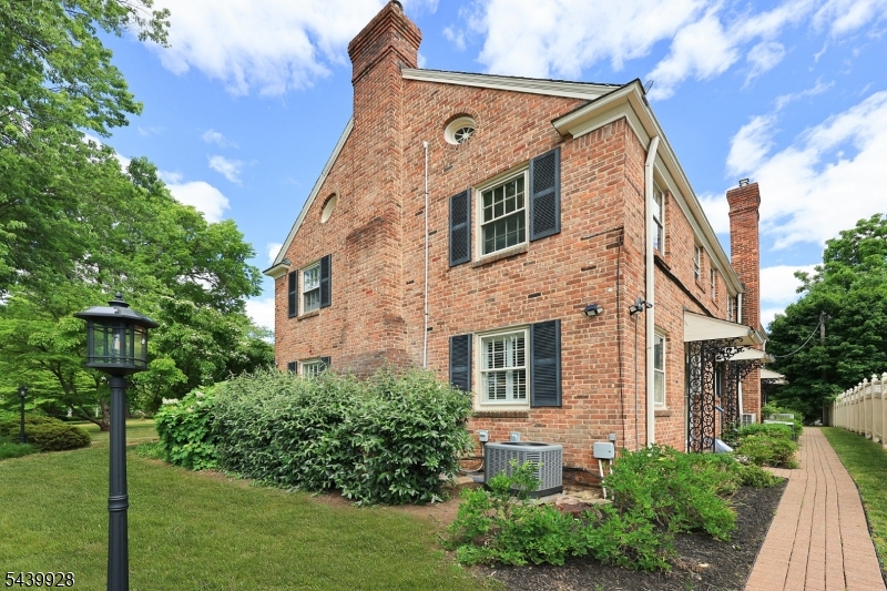 260 Walnut Street, Unit 10 10