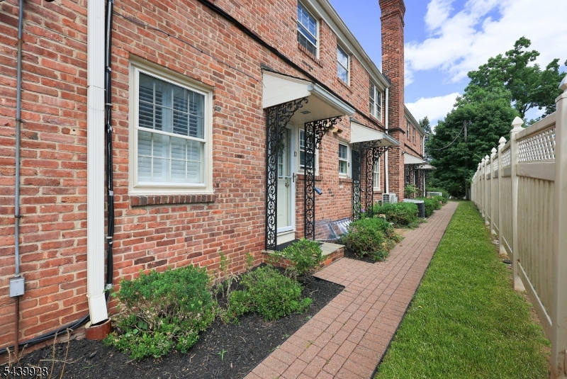 260 Walnut Street, Unit 10 10
