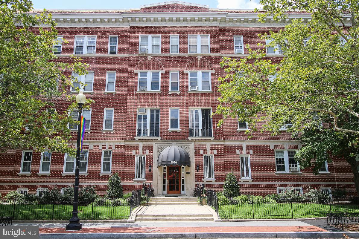1526 17th St NW #206
