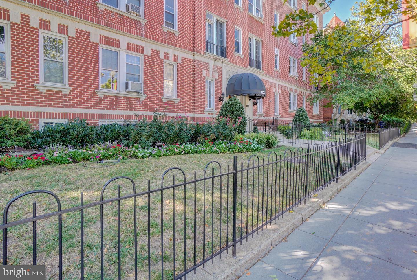 1526 17th St NW #206