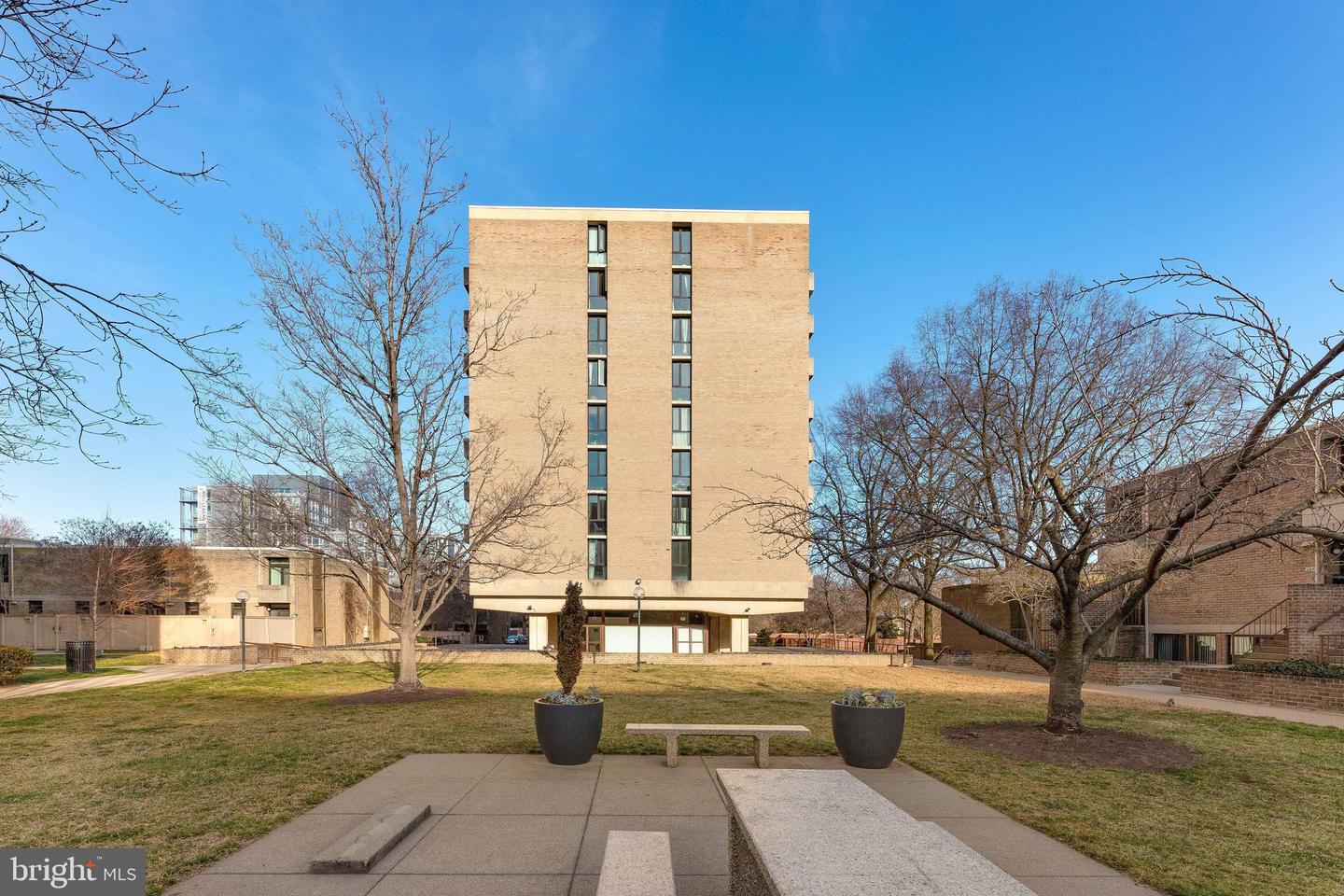 240 M St SW #E807
