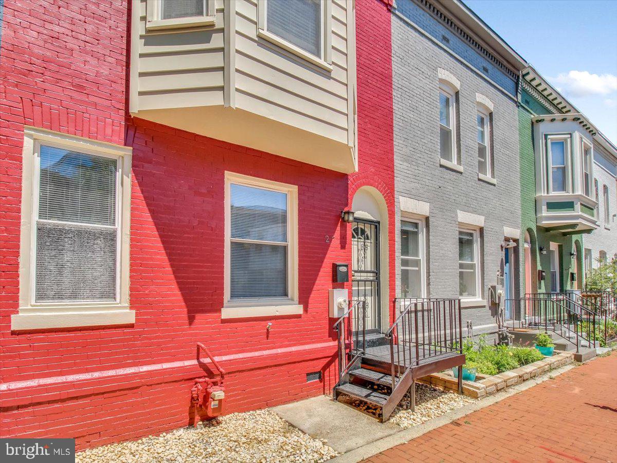 27 Bates St NW