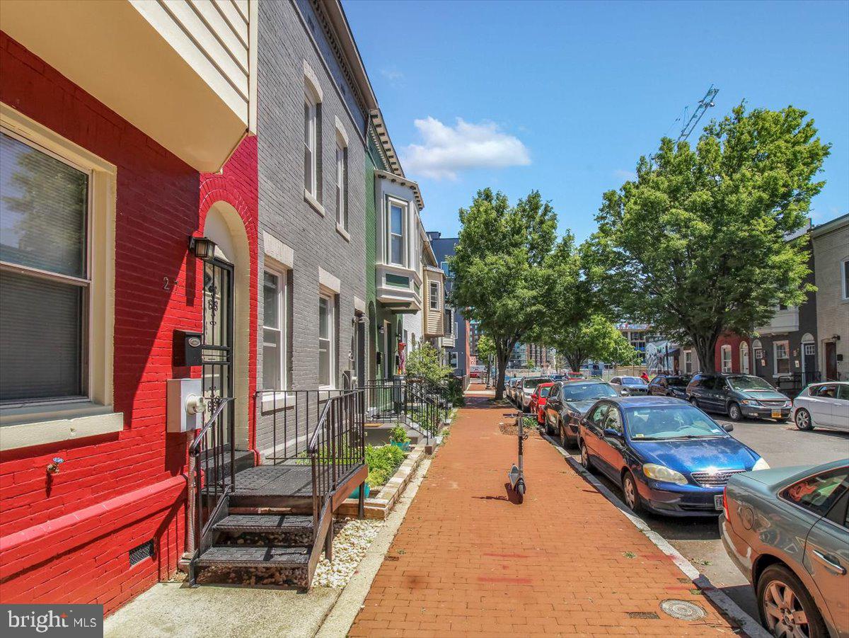 27 Bates St NW