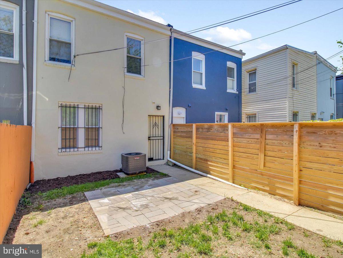 27 Bates St NW