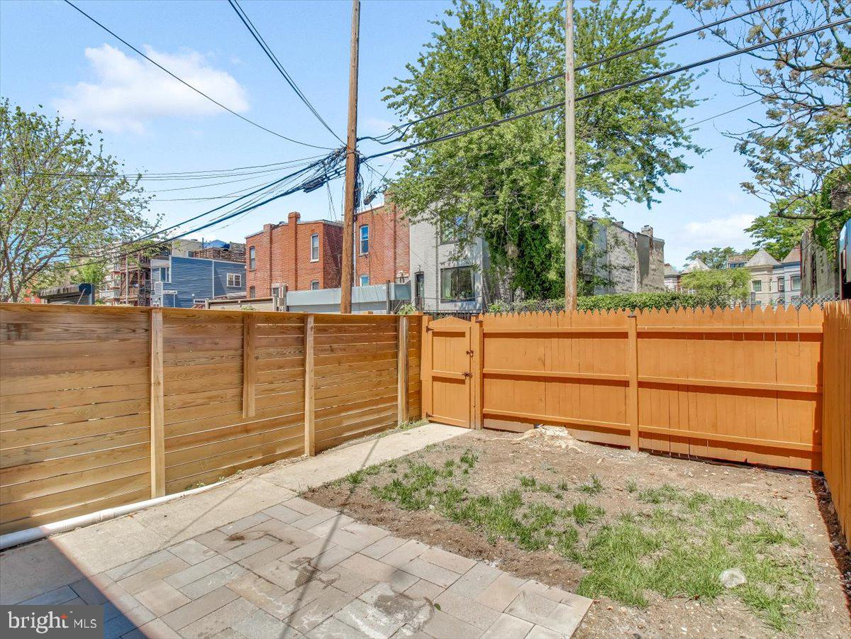 27 Bates St NW