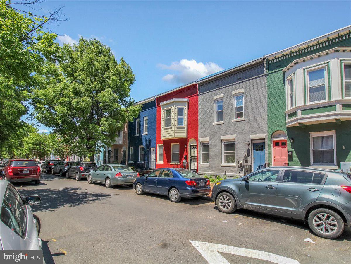 27 Bates St NW