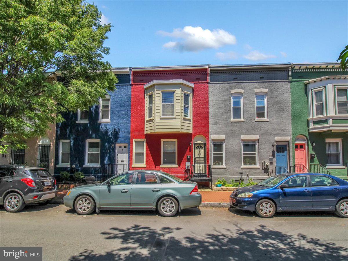 27 Bates St NW