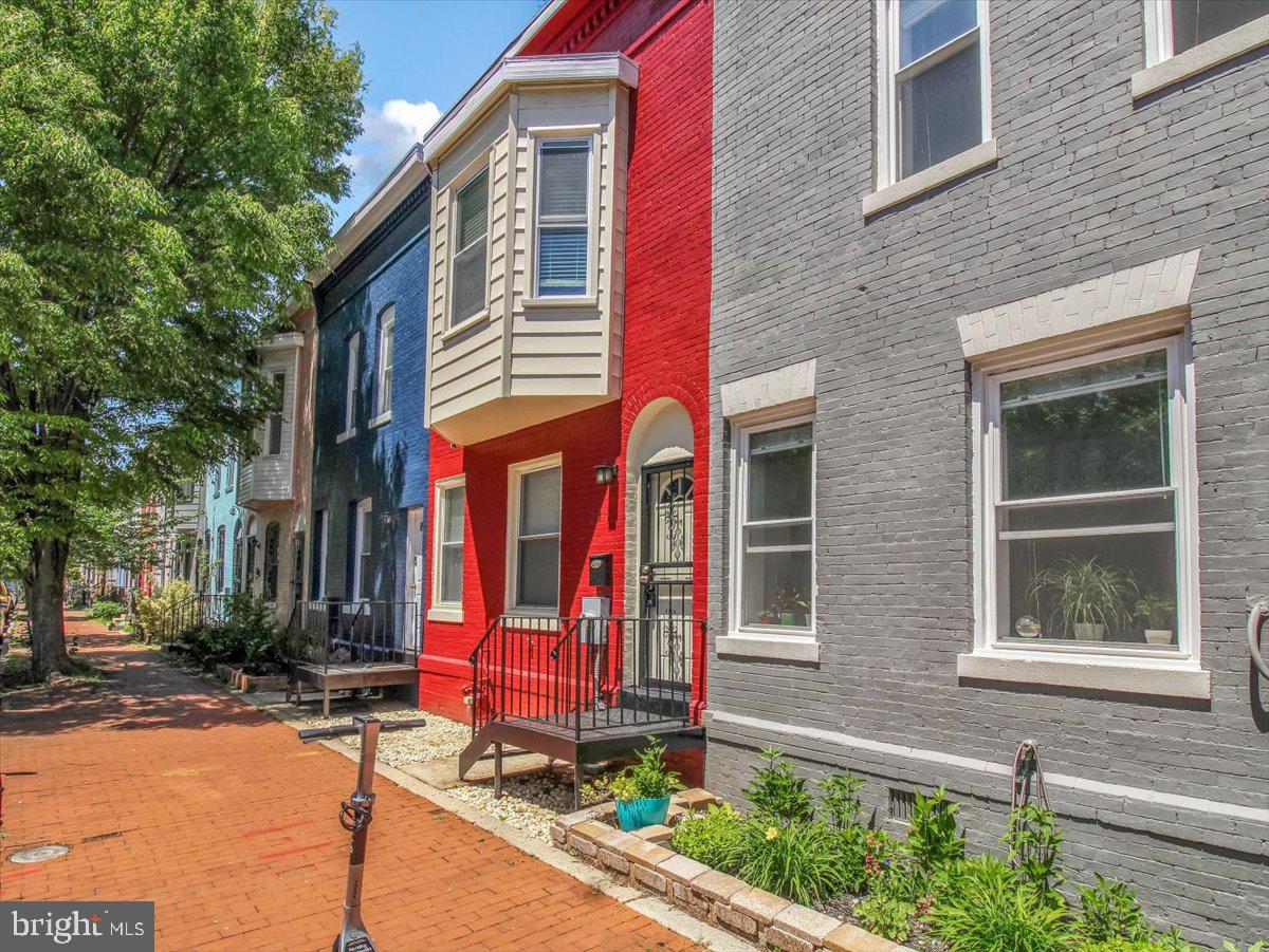 27 Bates St NW