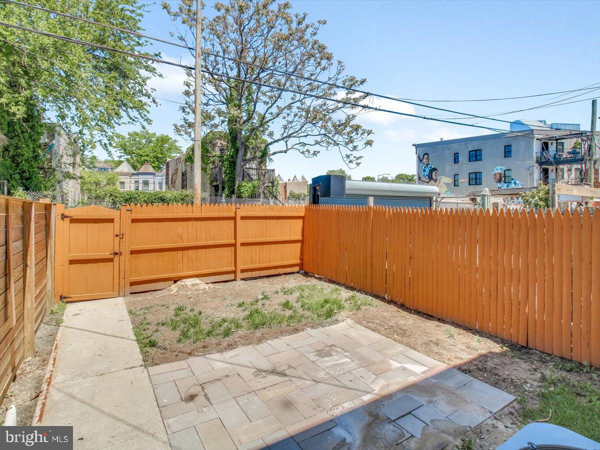 27 Bates St NW