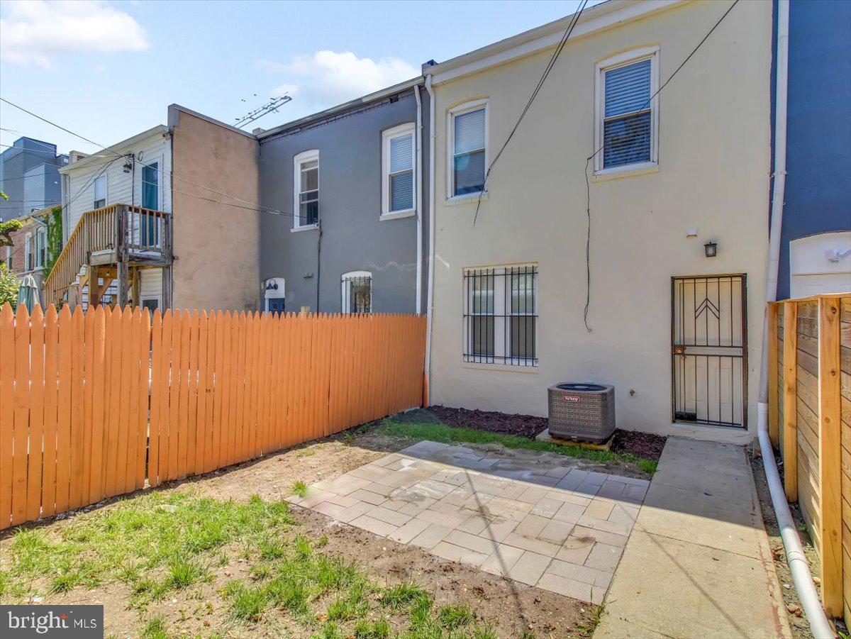 27 Bates St NW