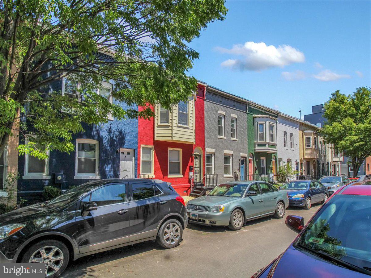 27 Bates St NW