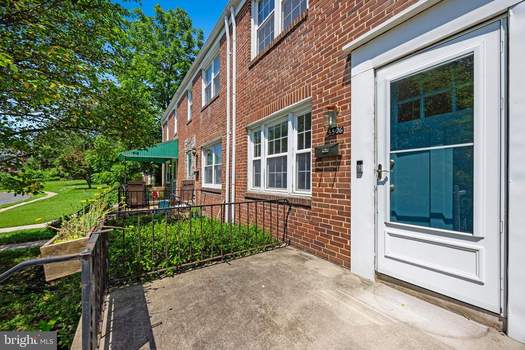 5506 N Medwick Garth