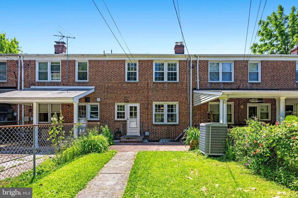 5506 N Medwick Garth