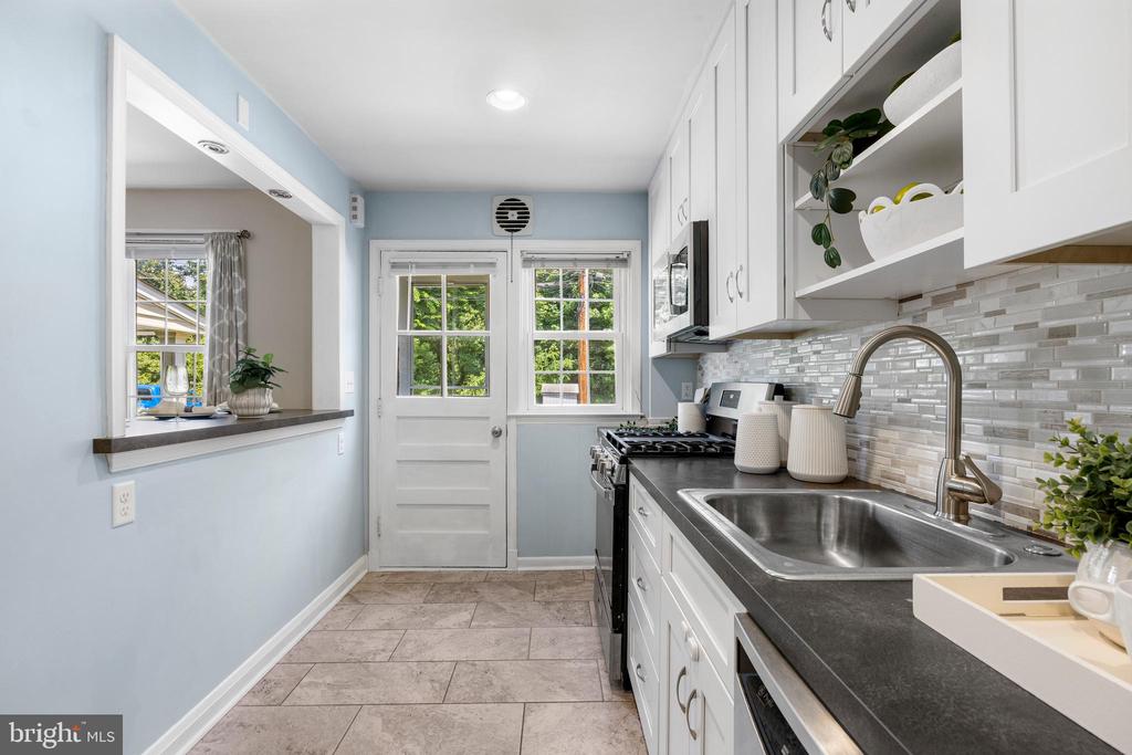 5506 N Medwick Garth