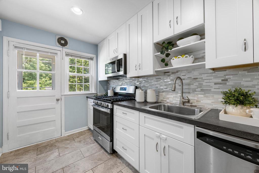 5506 N Medwick Garth