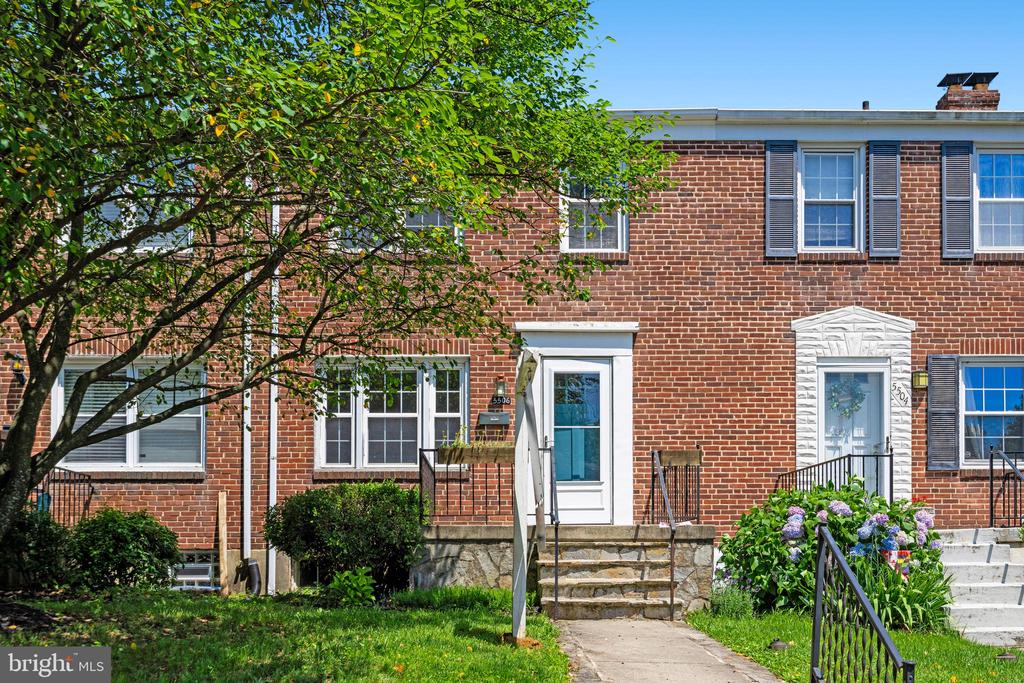 5506 N Medwick Garth