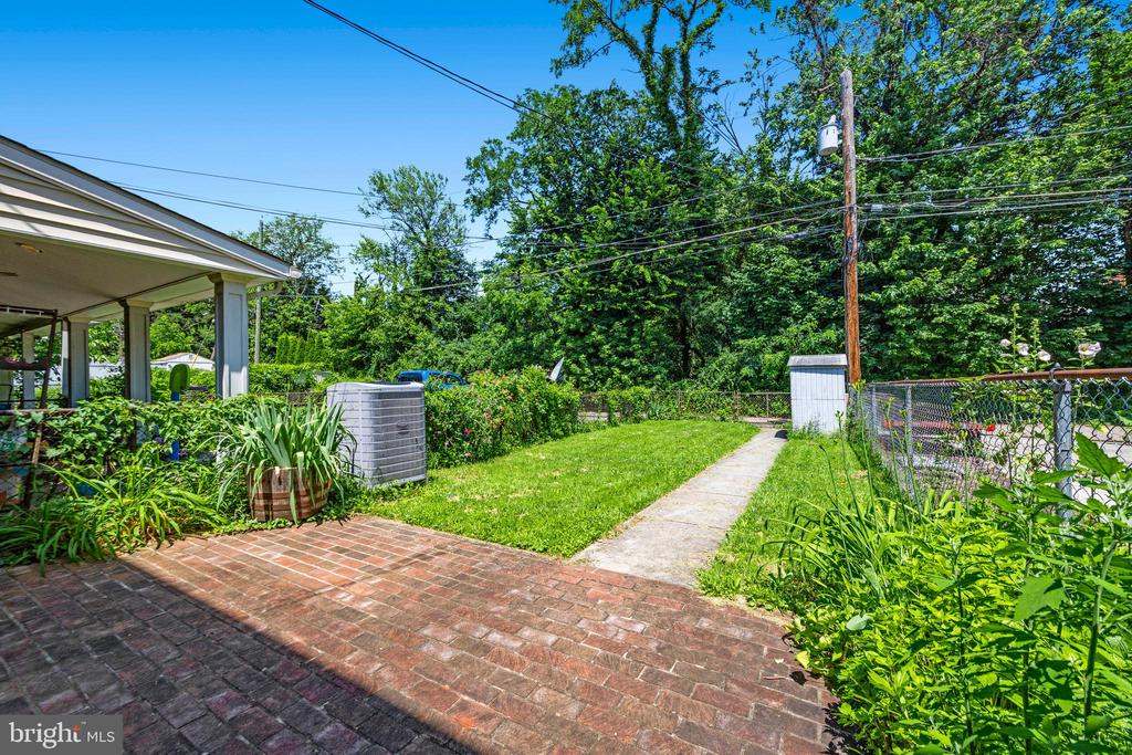 5506 N Medwick Garth