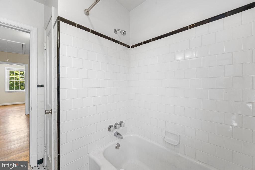 5506 N Medwick Garth