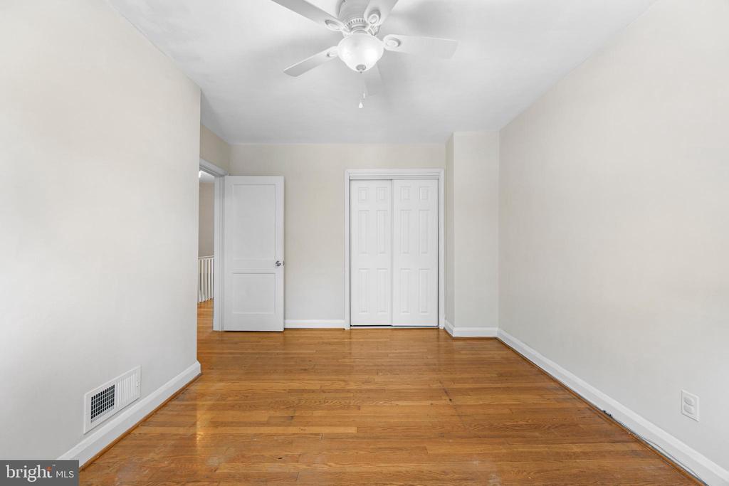 5506 N Medwick Garth