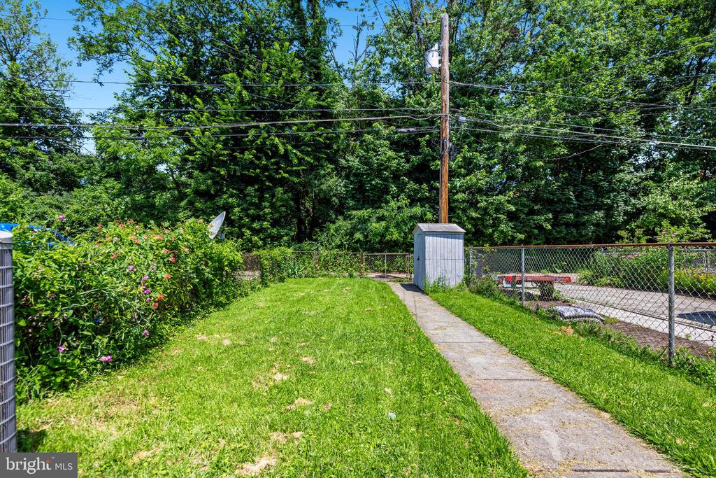 5506 N Medwick Garth