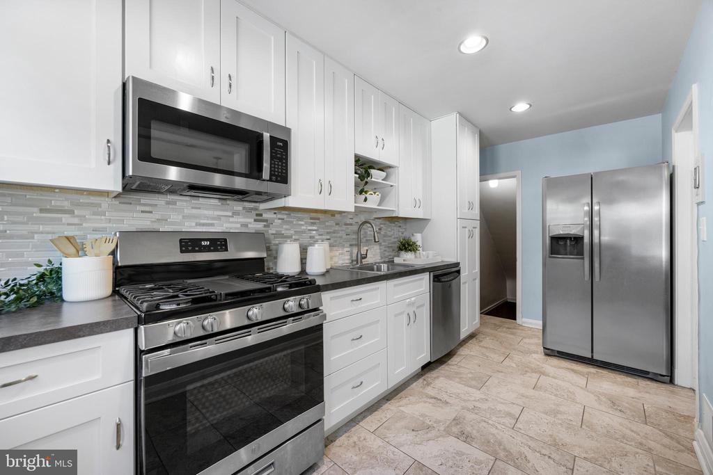5506 N Medwick Garth
