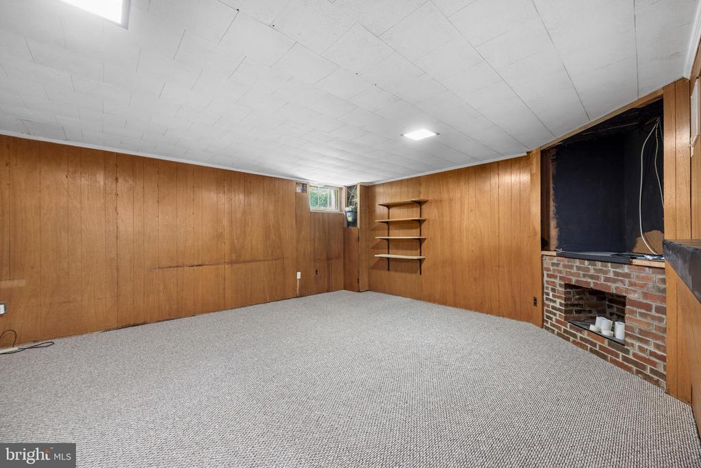 5506 N Medwick Garth