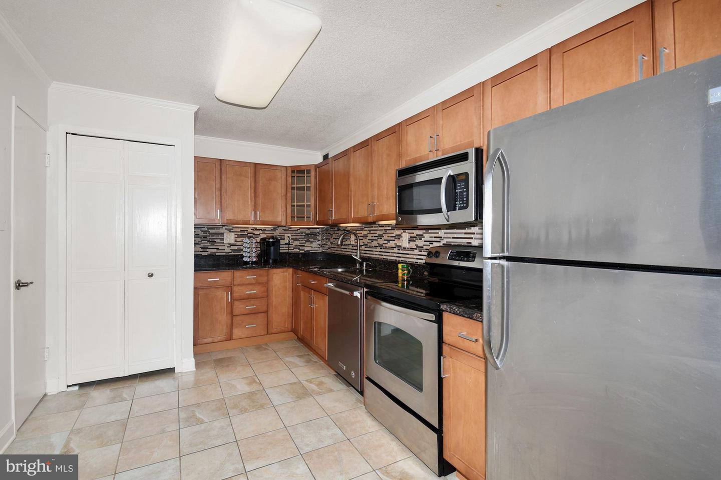 307 Yoakum Pkwy #304