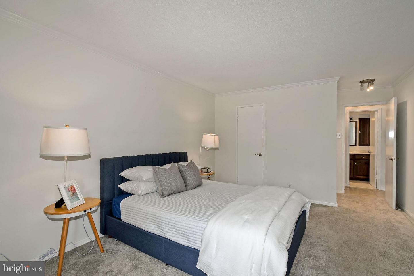 307 Yoakum Pkwy #304