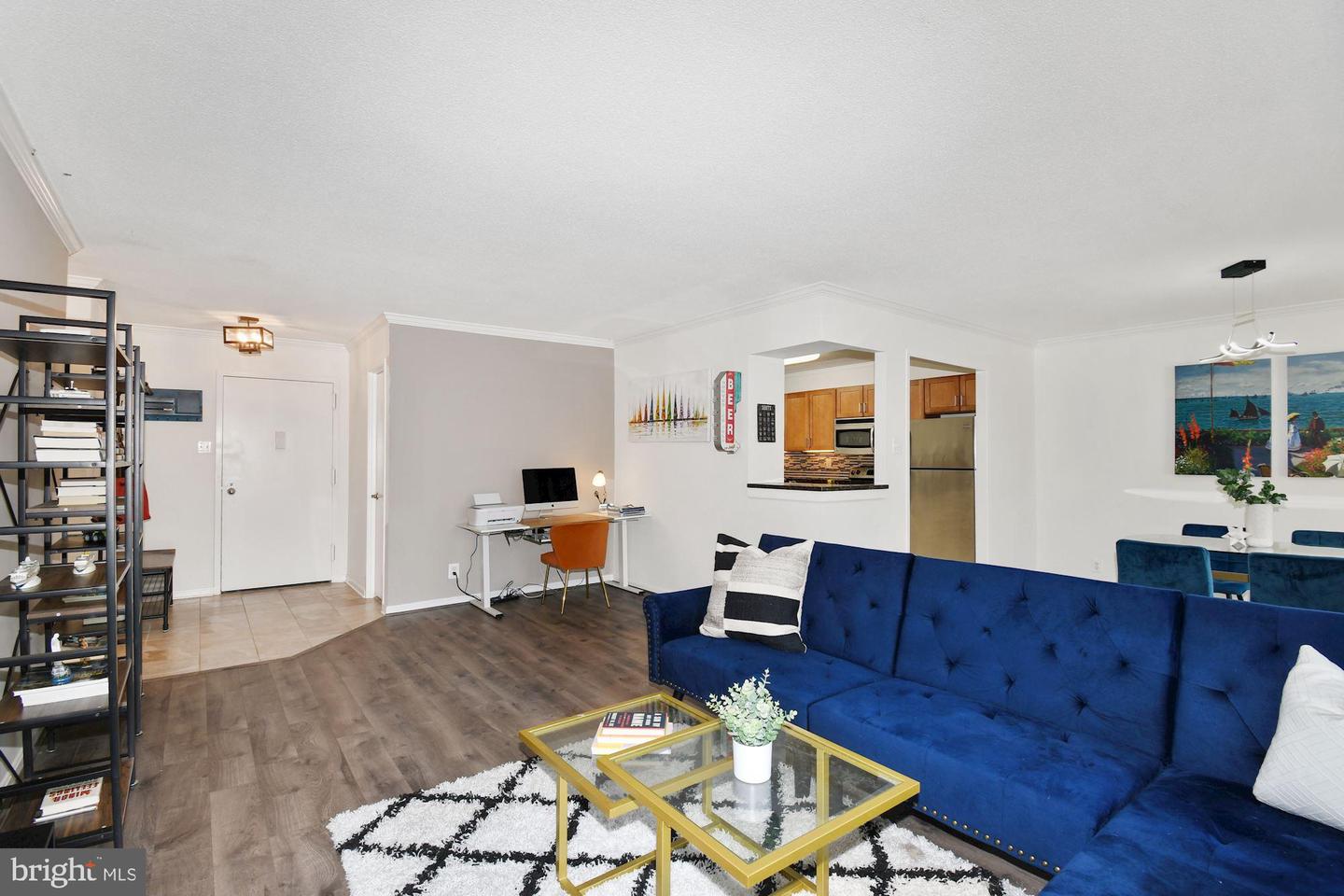 307 Yoakum Pkwy #304