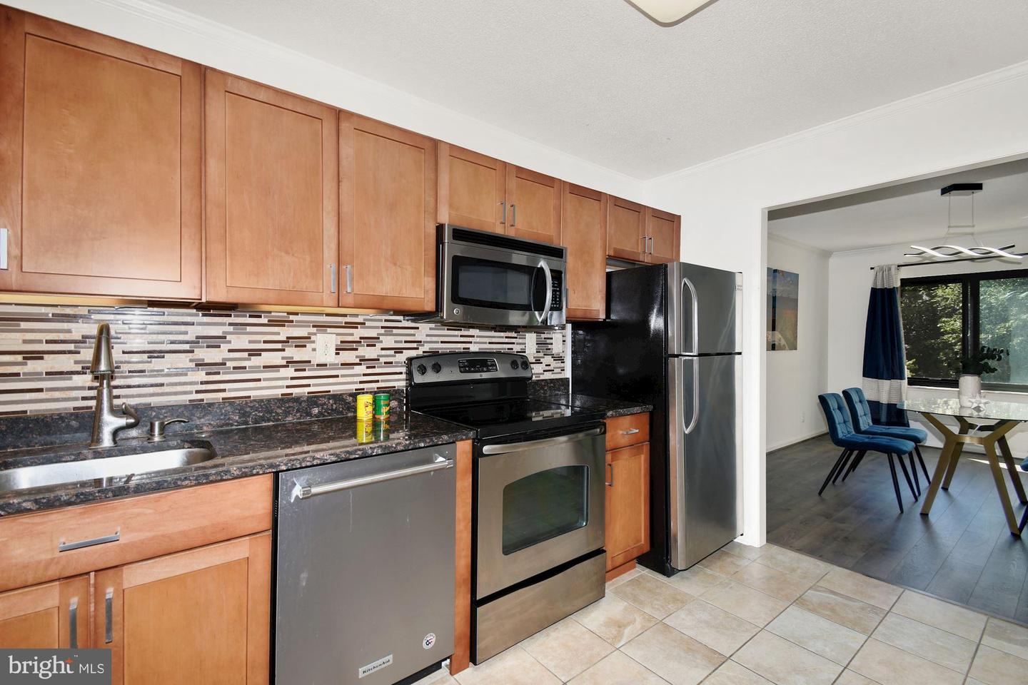 307 Yoakum Pkwy #304