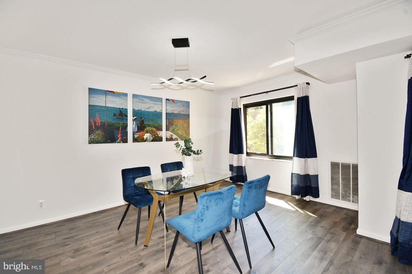 307 Yoakum Pkwy #304