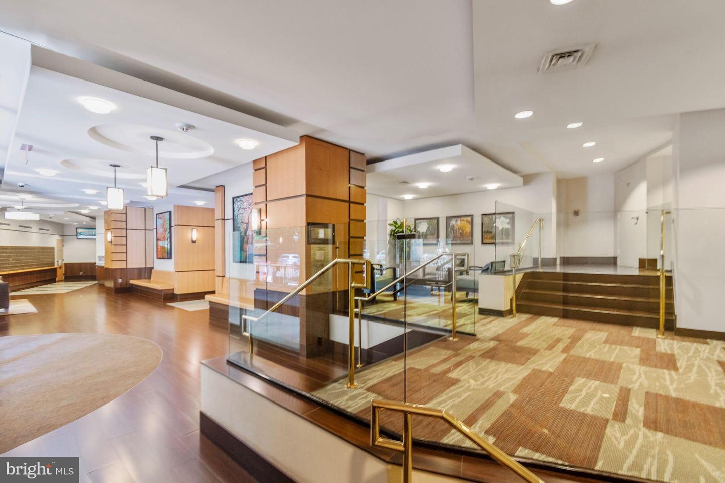 307 Yoakum Pkwy #304