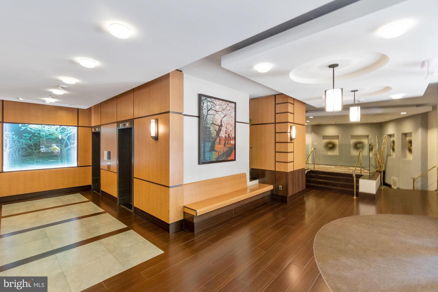 307 Yoakum Pkwy #304