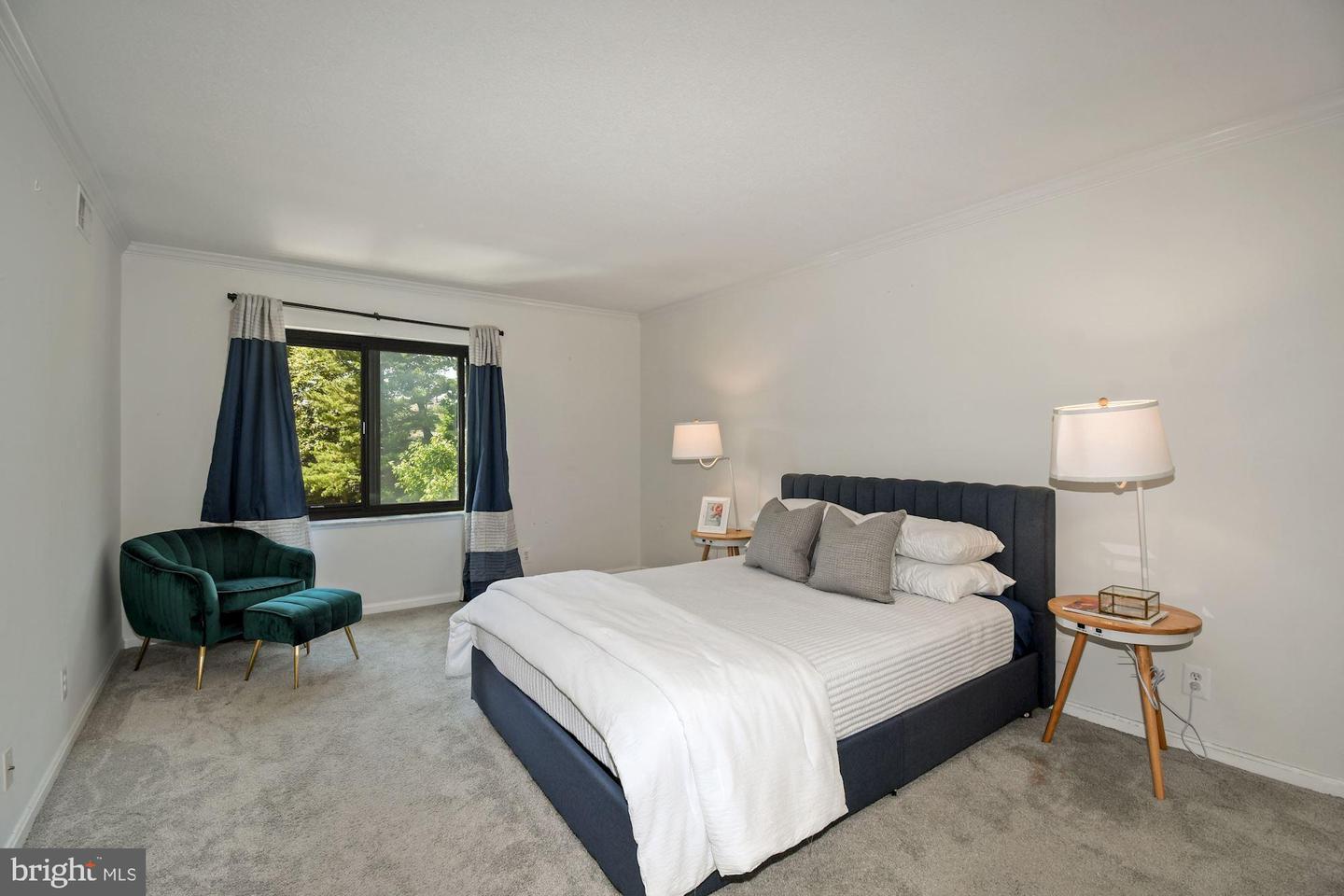 307 Yoakum Pkwy #304