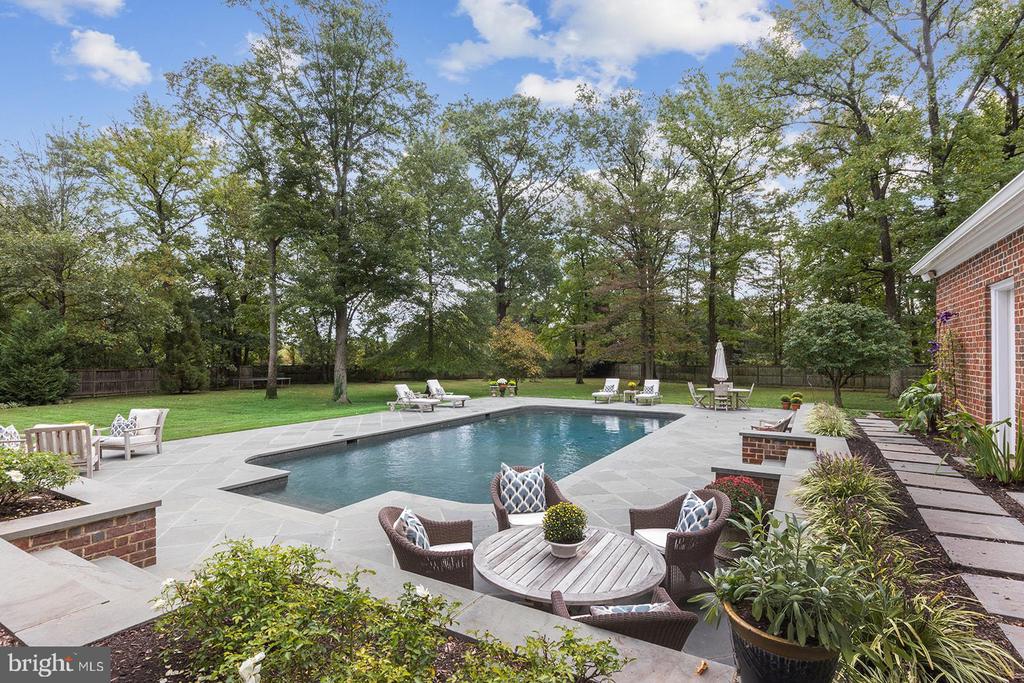1306 BISHOP LANE