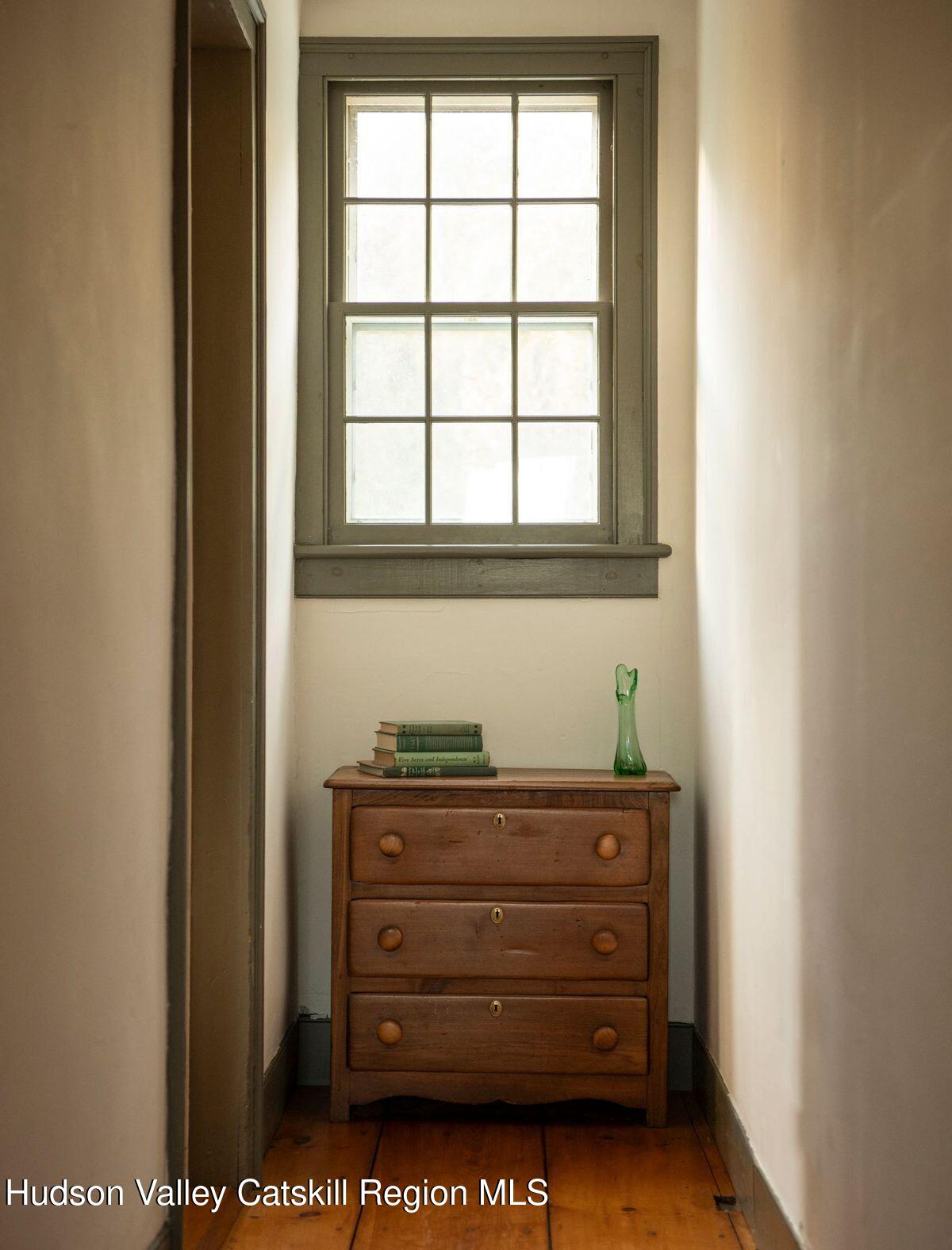 9715 New York 22, Hillsdale