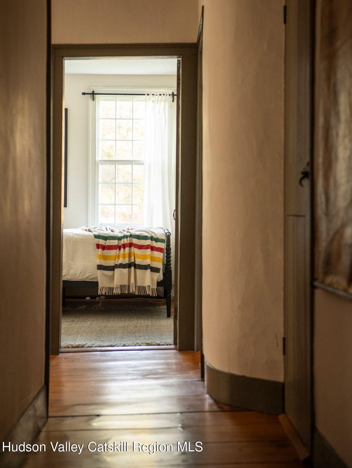 9715 New York 22, Hillsdale