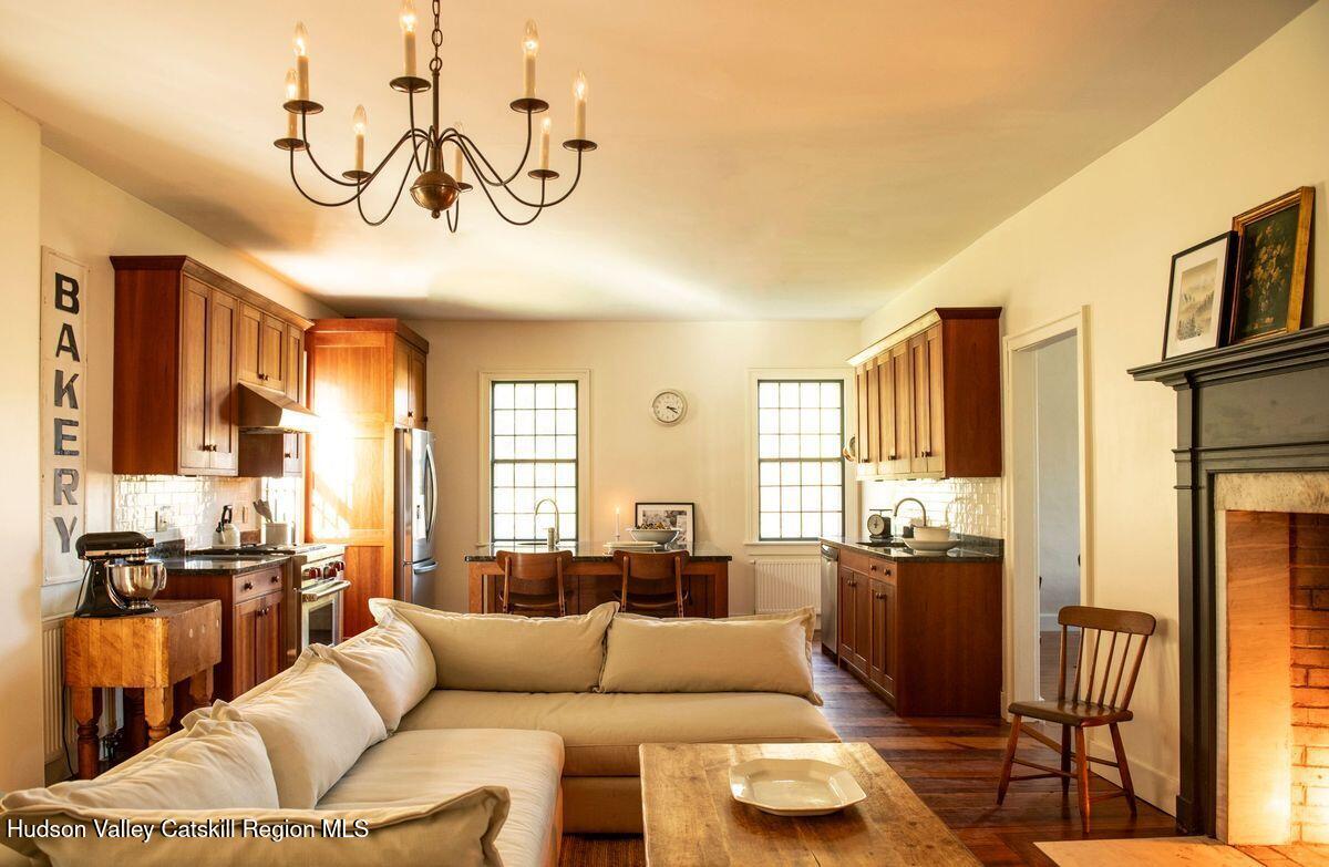 9715 New York 22, Hillsdale