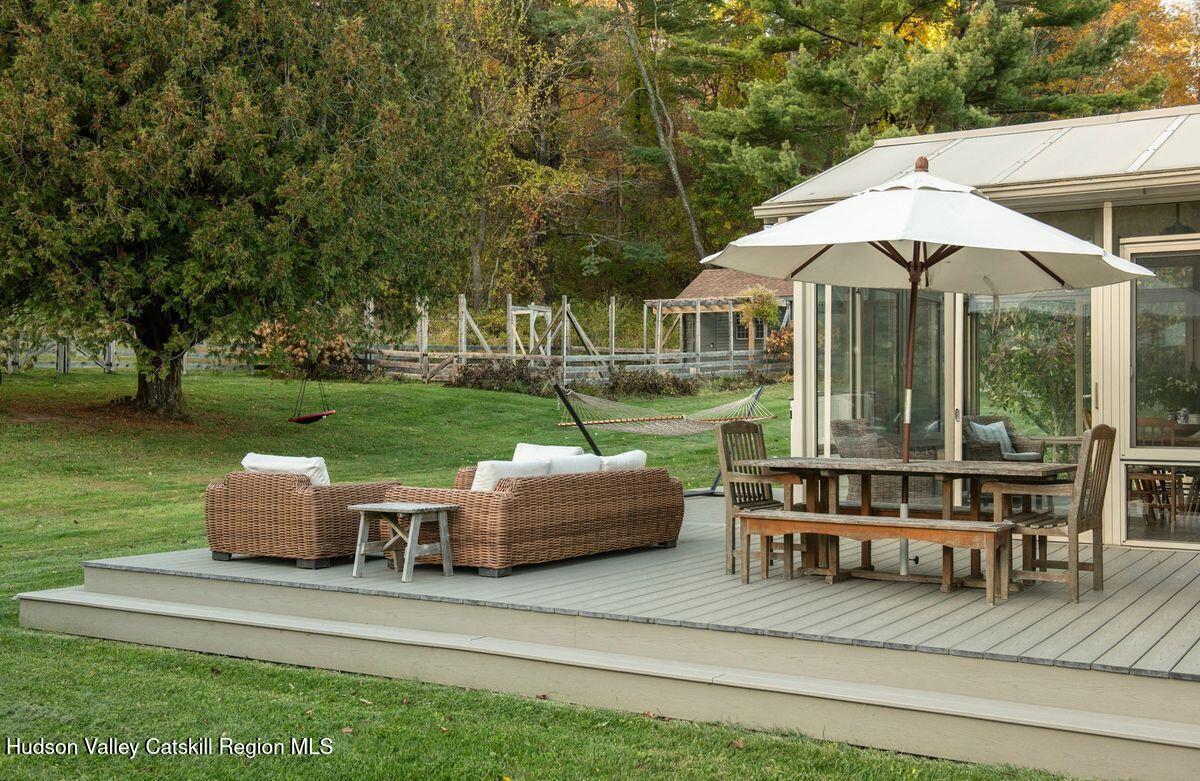 9715 New York 22, Hillsdale