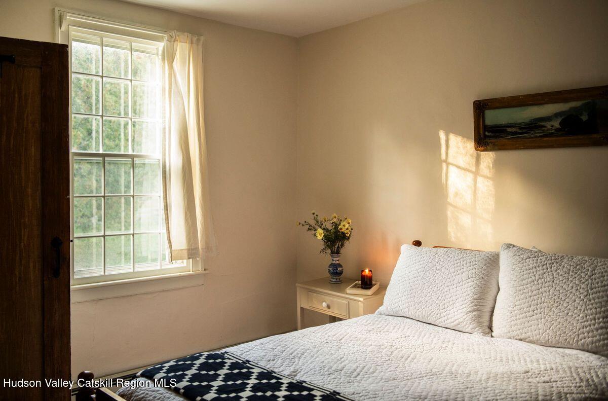 9715 New York 22, Hillsdale