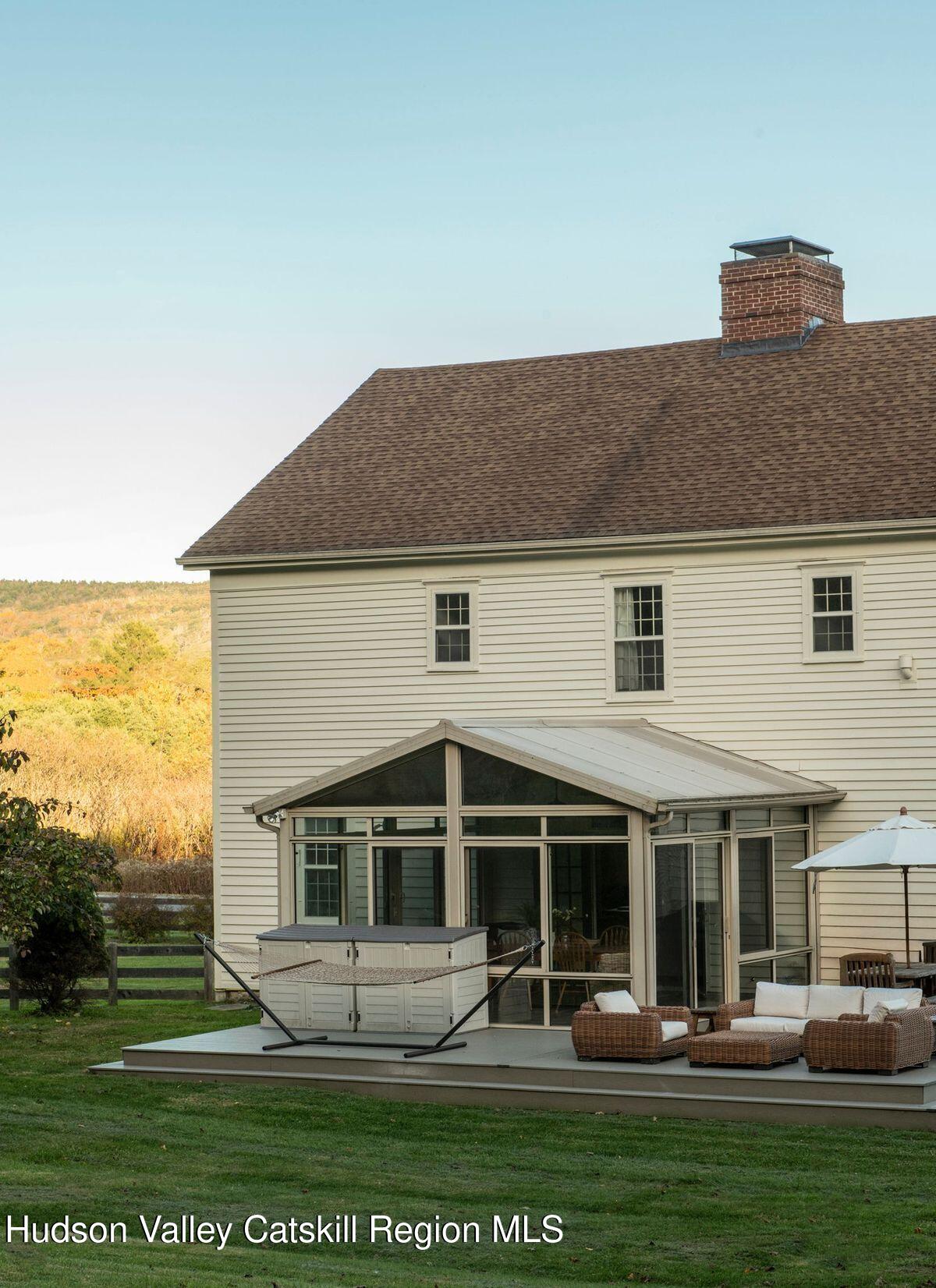 9715 New York 22, Hillsdale