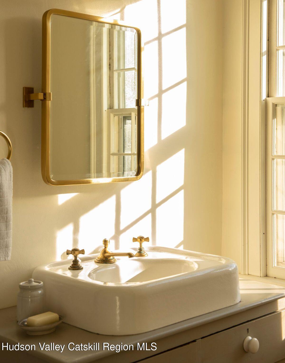 9715 New York 22, Hillsdale