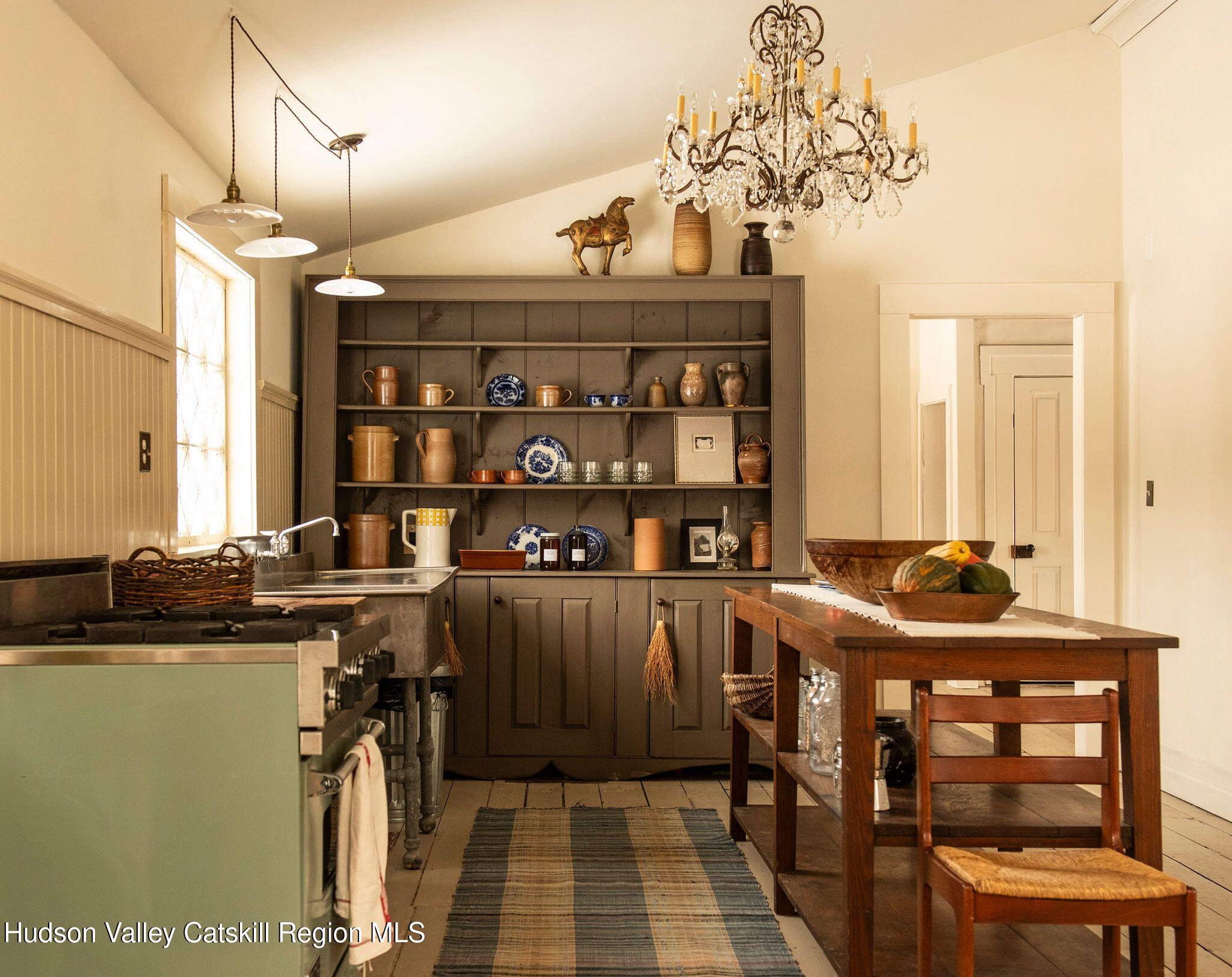 2884 W Glenville Road